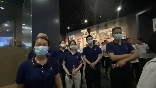 传承红色基因 汲取奋进力量—深蓝机器（qì）党支（zhī）部赴济南战役纪念馆开展迎“七（qī）一”主题党日活动